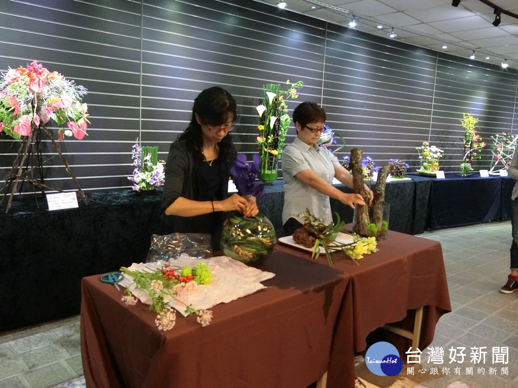 台中市美加花藝協會的花藝老師現場示範如何不用海綿就可以插花的花藝。
