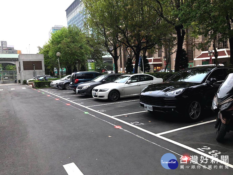 台鐵表示,為提升台北車站停車場服務品質,該站已在停車位裝設全彩LED地燈,並提供全新的APP導航服務,讓使用者停車更方便。(圖/fun臺鐵Facebook)