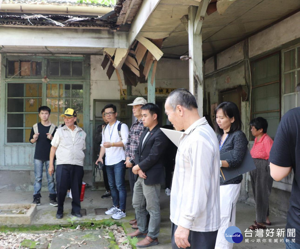 3居住過在出張所裡的鎮民，帶領大家實際回味出張所的空間。