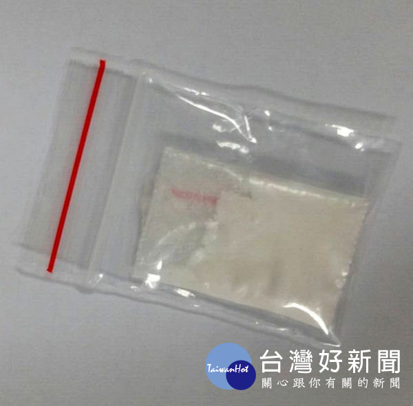 警方於駕駛座側邊一只拉鍊未拉的皮包內，發現藏有1包重約0.69克的一級毒品海洛因。（記者陳昭宗拍攝）