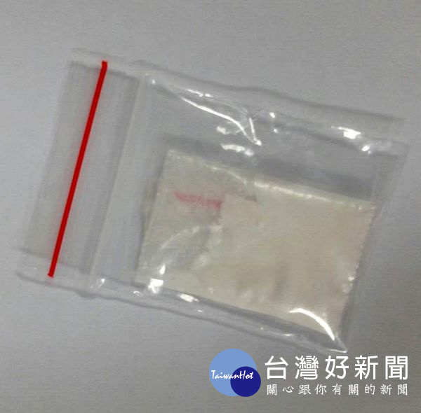 警方於駕駛座側邊一只拉鍊未拉的皮包內,發現藏有1包重約0.69克的一級毒品海洛因。(記者陳昭宗拍攝)