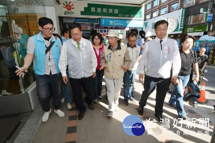 桃園市長鄭文燦前往中壢區站前商圈,視察「106年度桃園市騎樓整平工程」。