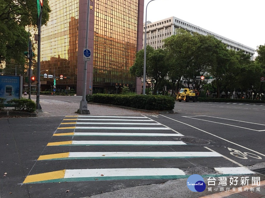 北市交通局在民生東路/敦化北路交會口試辦劃設3D立體斑馬線,盼藉由視覺效果,強化提醒駕駛人接近路口通過行人穿越道線時能減速慢行,以保障路口行人安全。(圖/台北市交通局)