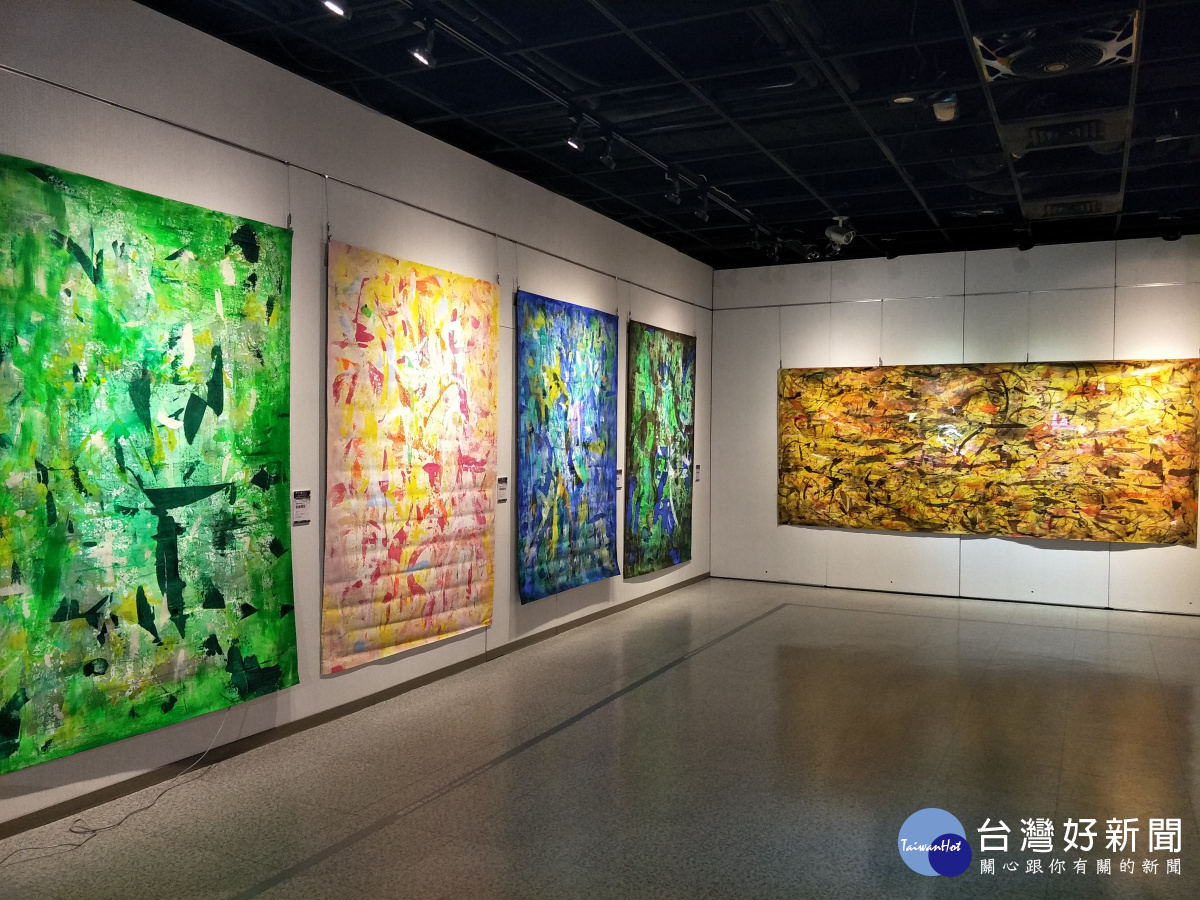 蘇汶容老師抽象畫展「集體潛意識」創作。圖／記者鄧富珍攝