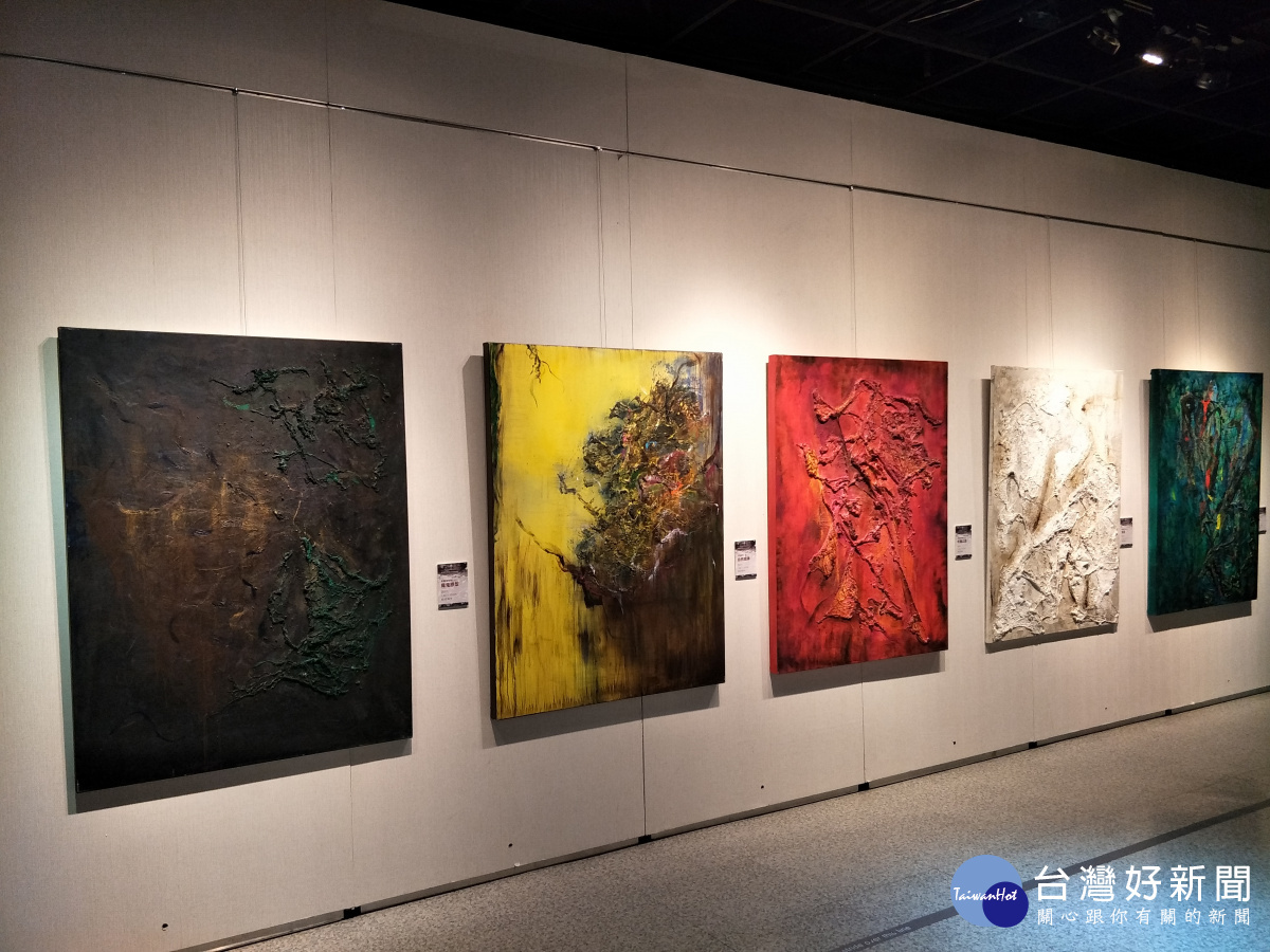 蘇汶容老師抽象畫展「集體潛意識」創作。圖/記者鄧富珍攝