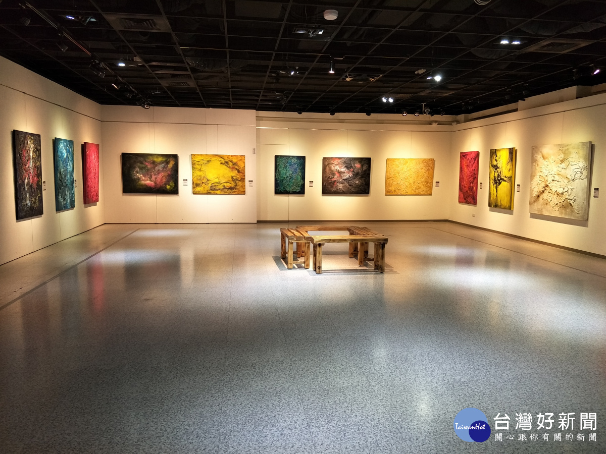 蘇汶容老師抽象畫展「集體潛意識」創作。圖/記者鄧富珍攝