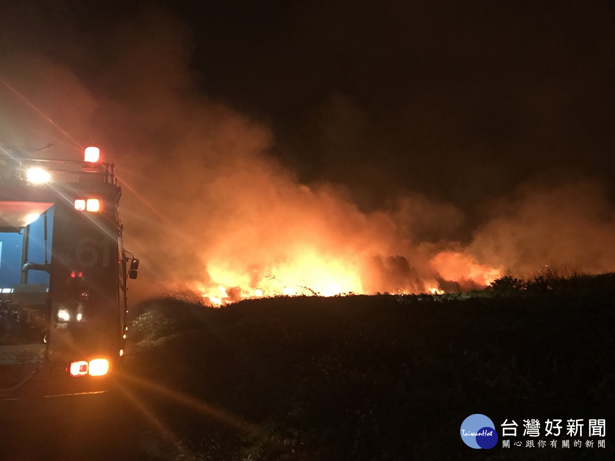 彰化王功台61線旁野火狂燒 海風助長瞬間成一片火海