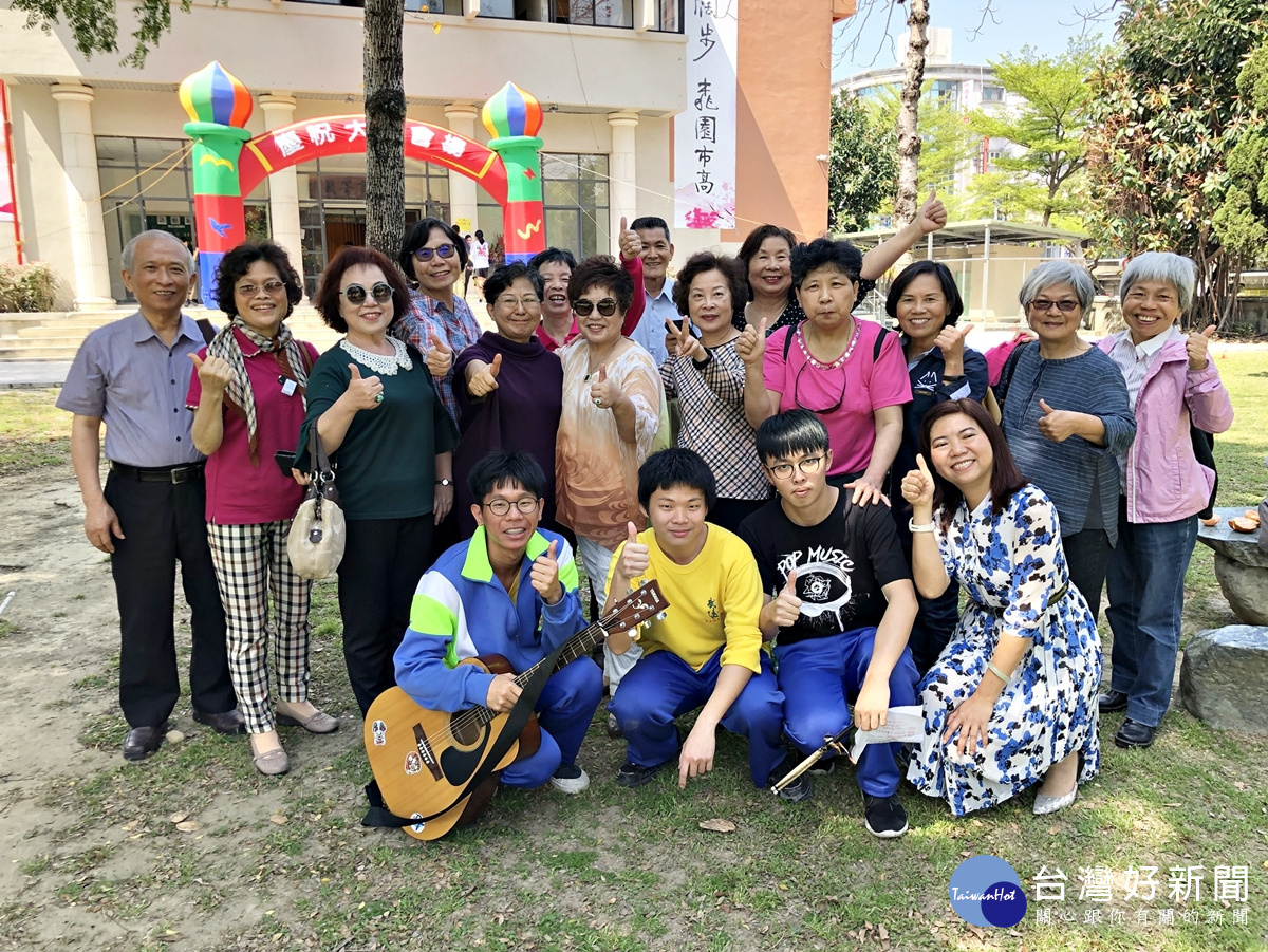前縣議員呂明美與當時唯一的女生班同學們和前校友會理事長陳麗玲律師,在武陵同學導覽下,參觀學校各項新穎設施