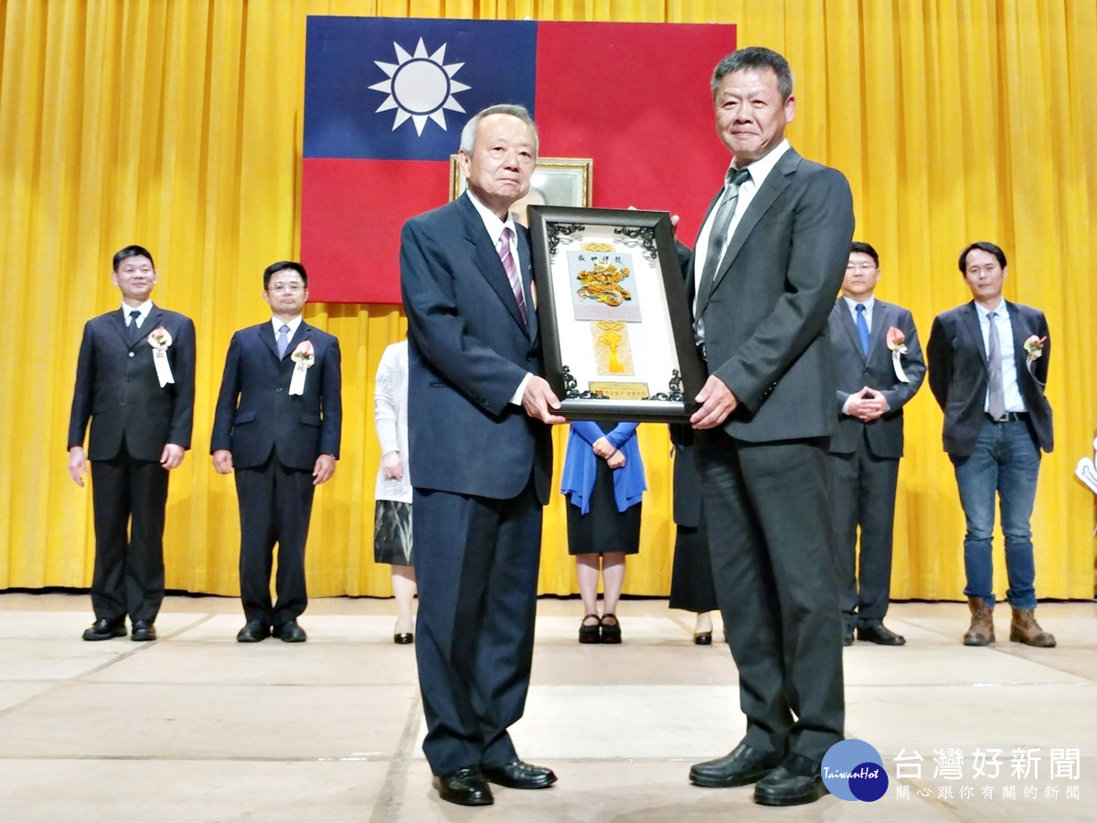 武陵高中63週年校慶 冠蓋雲集校友傑出同學優秀(陳昌化理事長頒發傑出校友獎)