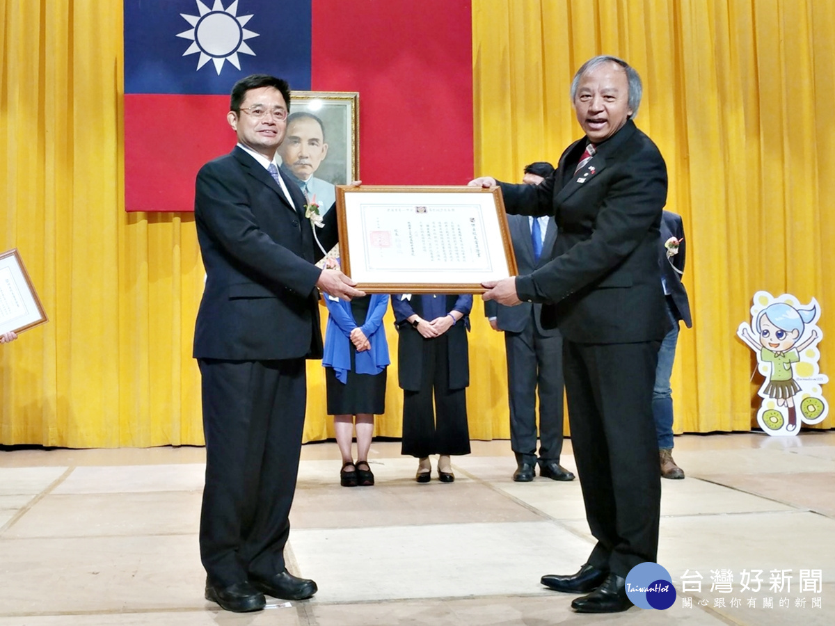 武陵高中63週年校慶 冠蓋雲集校友傑出同學優秀(林清波校長頒發傑出校友獎)