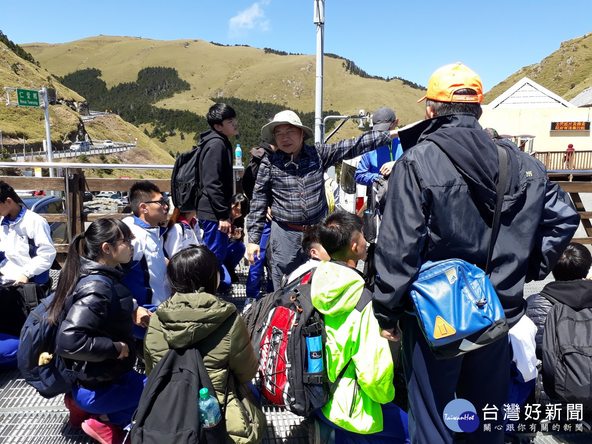 劉丙燈校長親自介紹合歡山群峰及叮嚀登山安全事項。〈圖片水里商工提供〉