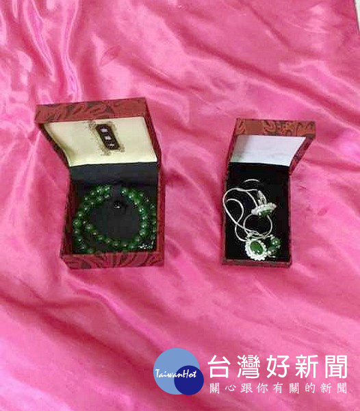 犯嫌遭逮後,自行帶同警方入內取出贓物,坦承犯行不諱。