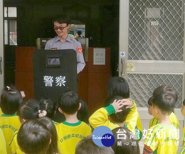 員警導覽解說各項警用裝備,亦藉機宣導婦幼及交通安全。(記者陳昭宗拍攝)