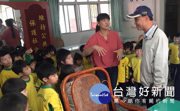 分局長廖志明前往警所慰勤,巧遇鄉托參訪師生,現場扮演臨時教官,與小小萌娃互動交流。(記者陳昭宗拍攝)
