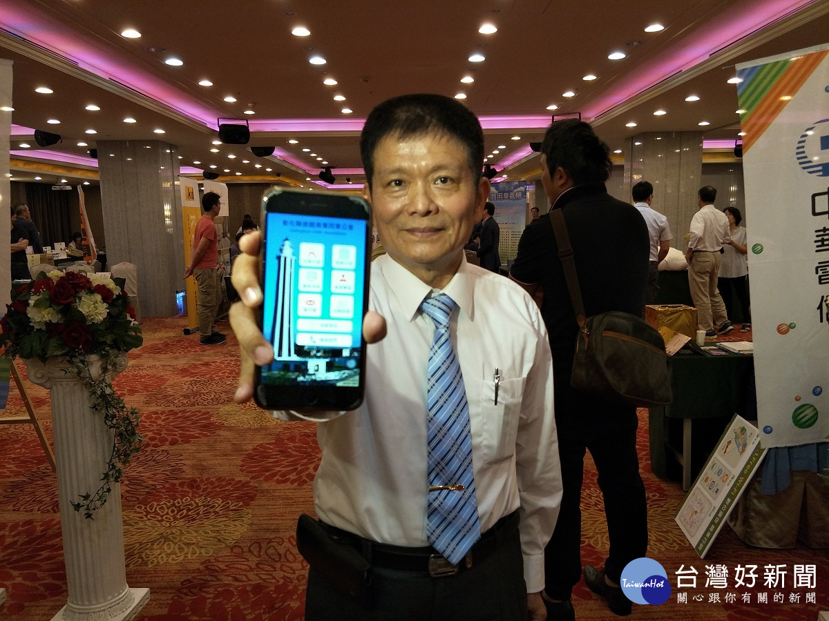 彰化縣旅館商業同業公會理事長謝榮聰說明旅館業整合行銷,宣布住房APP啟動。圖/記者鄧富珍攝