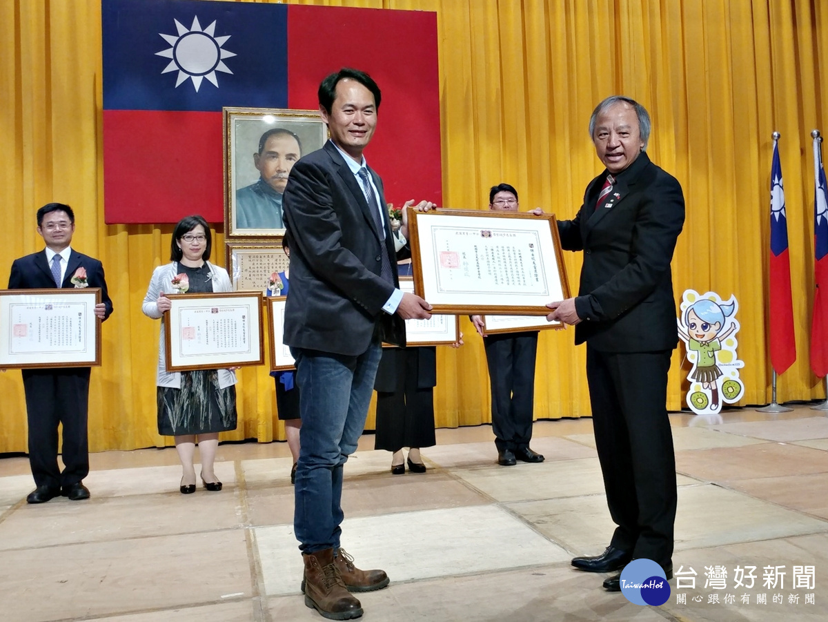 82年畢業的邱鵬豪,也是九位中最年輕的一位,目前在桃園市政府的水務局擔任簡任技正