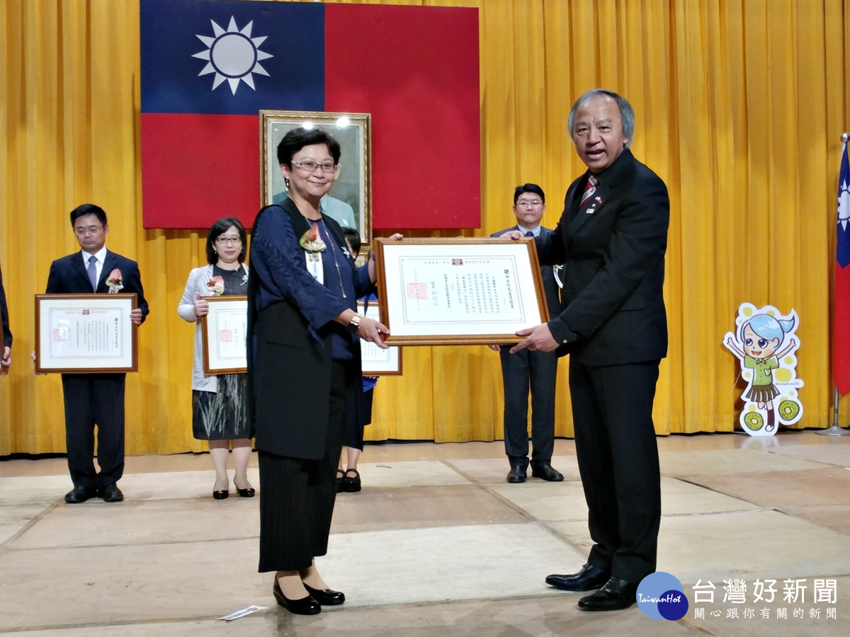 76年畢業的關維玲,目前擔任公共電視台導播,也製導了許多膾炙人口的議題性節目
