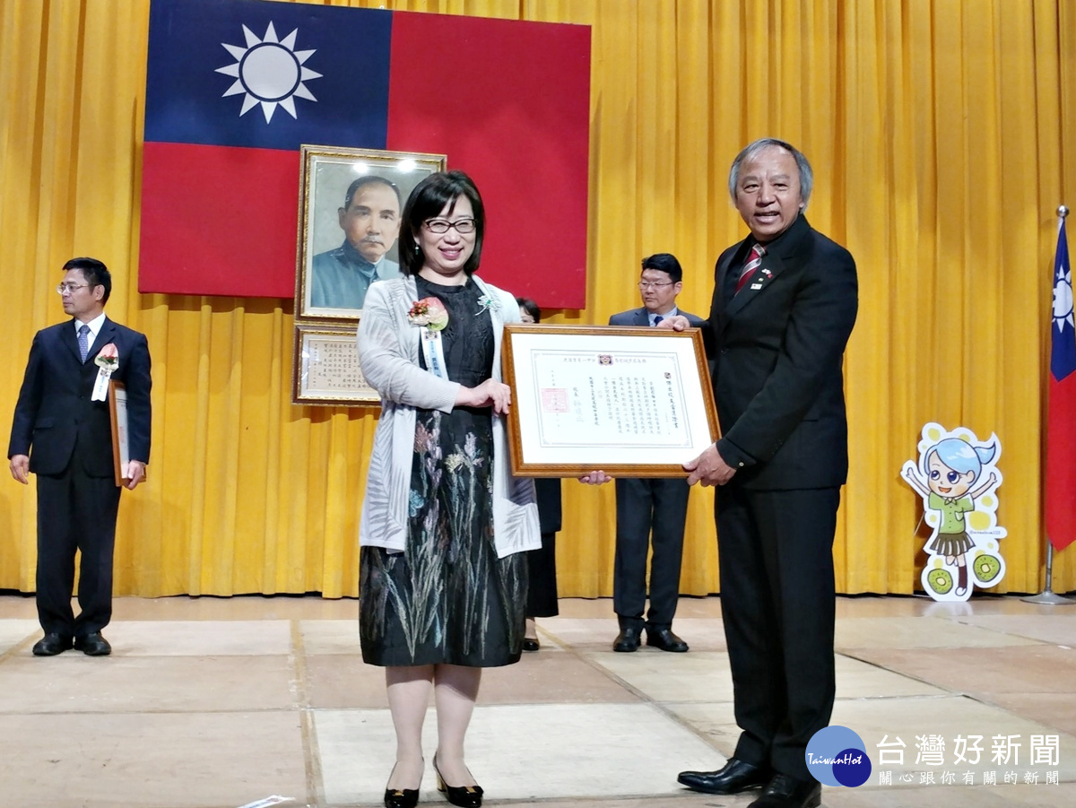 陽明大學護理學院的院長劉影梅,她也是65年畢業的,也是該校社區康照護研究所的教授,對於國家健康護理照護也有卓越的貢獻