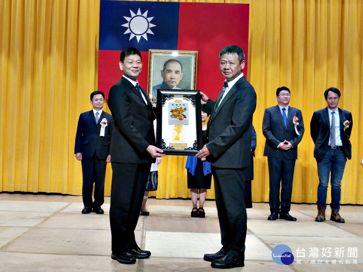 65年畢業的陳文龍也是警察大學45期畢業和侯友宜是同學,現在擔任消防署長,是國內少數的消防安全設備專家