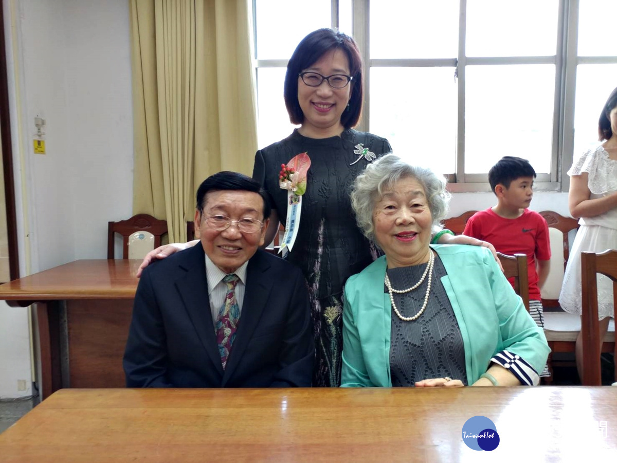 獲得傑年校友的陽明大學護理學院院長劉影梅,曾在中壢高中教書的父母親陪同她領獎