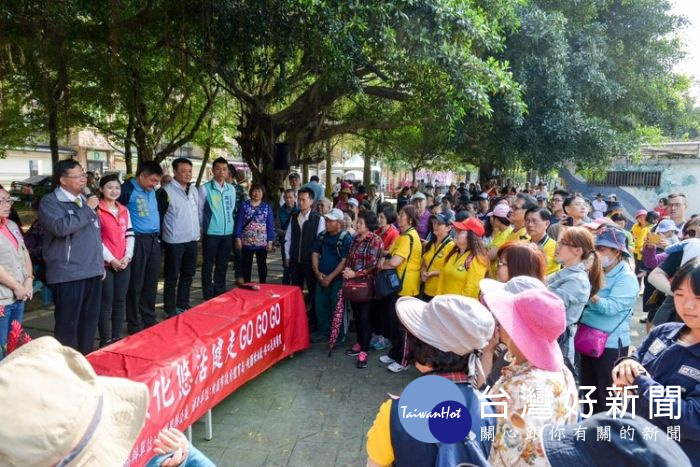 桃園市長鄭文燦前往龜山區大湖里集會所,出席「節能減碳綠化悠活健走GOGOGO」活動。