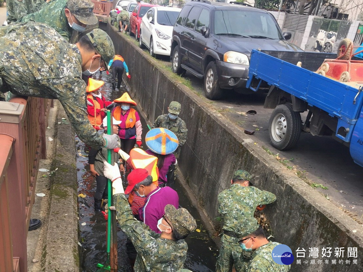 「107年度桃園市溝渠清淤總動員」活動中,平鎮區特別結合國軍一起加入溝渠清淤的行列。