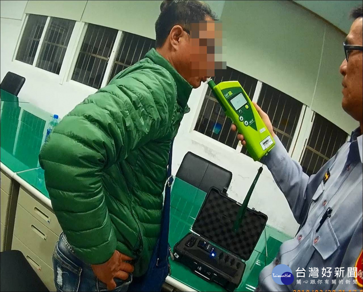 葉姓男子蛇行逼車,竟一路騎車跟進派出所,當場就被查獲是酒後駕車。