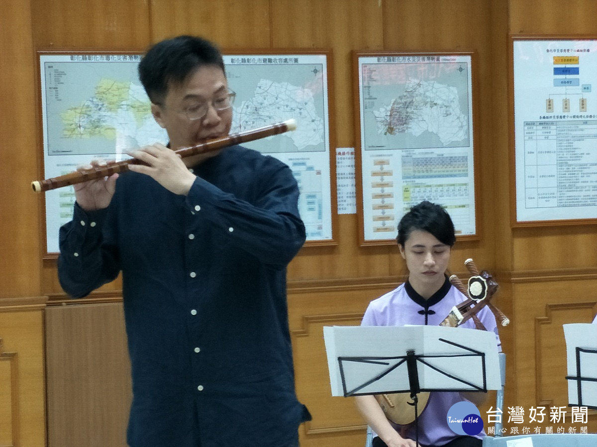 賴冠文老師的竹笛演奏。圖/記者鄧富珍攝