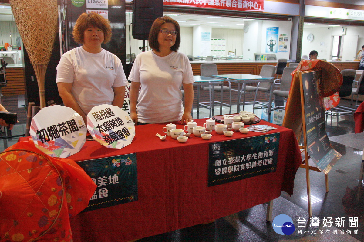 太極美地發展協會歡迎遊客賞螢體驗竹文化。(記者扶小萍攝)