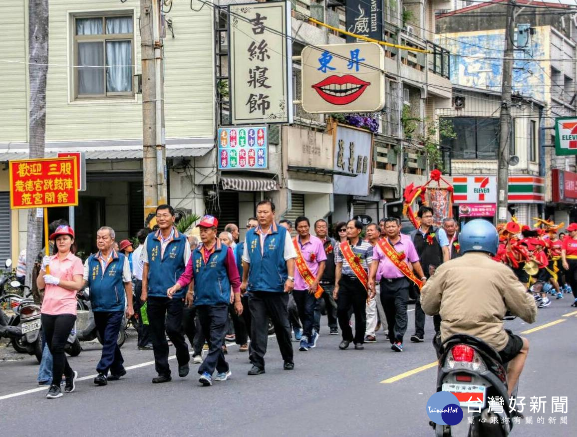 西港慶安宮執事人員在美女持引導牌「神」氣進到表演台。(圖/慶安宮文宣組林福生提供)