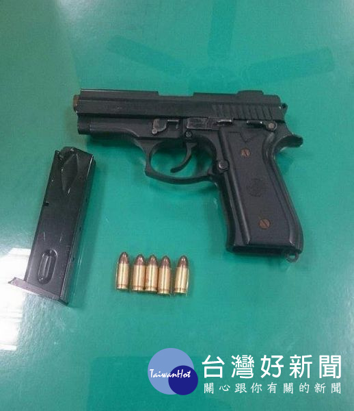 警方於嫌犯小客車內查獲改造手槍1把、子彈5發、彈匣1個及二級毒品安非他命等證物。(記者陳昭宗拍攝)