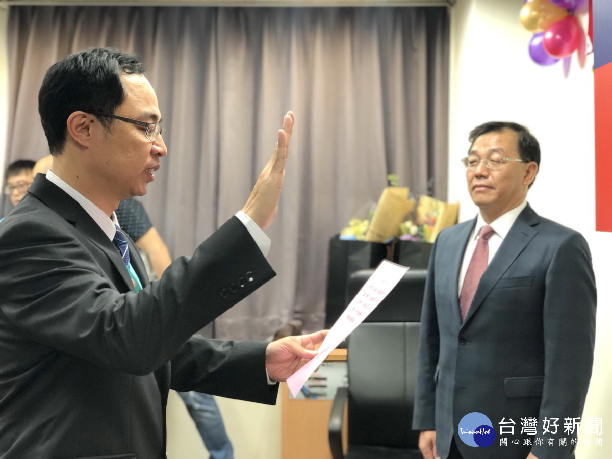 在工務局長黃治峯監誓中,新任養工處長潘子儀宣誓就職。