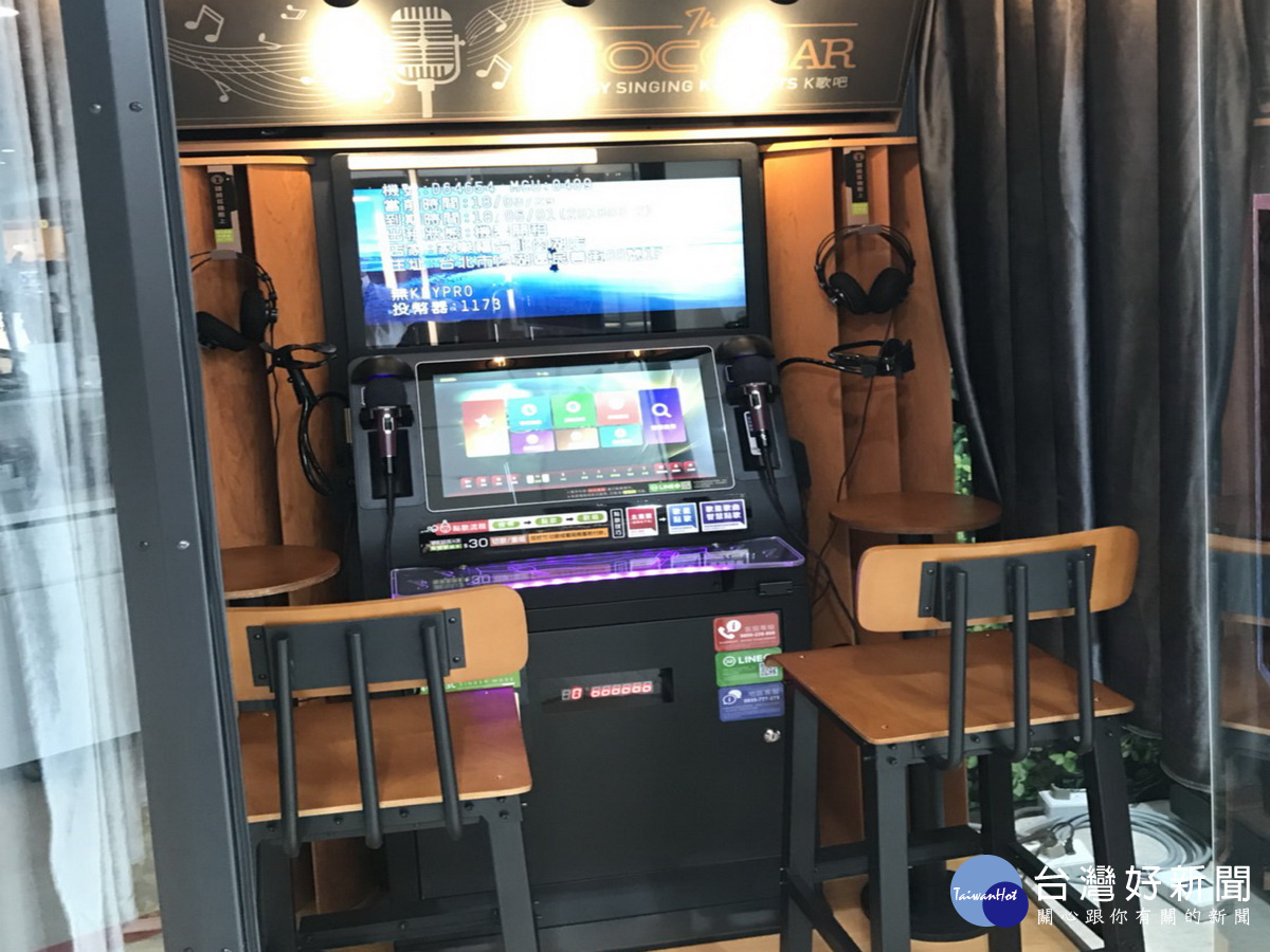 搶攻清明連假商機,家樂福大場引進「迷你電話亭KTV」提供另類新型服務。