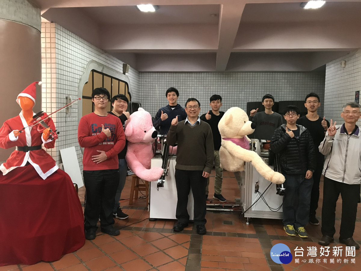 產學處副產學長黃信行(前排左二)研發的「機械人弦樂團」吸睛度極高,近五年陸續受邀至各大型活動場合演出。