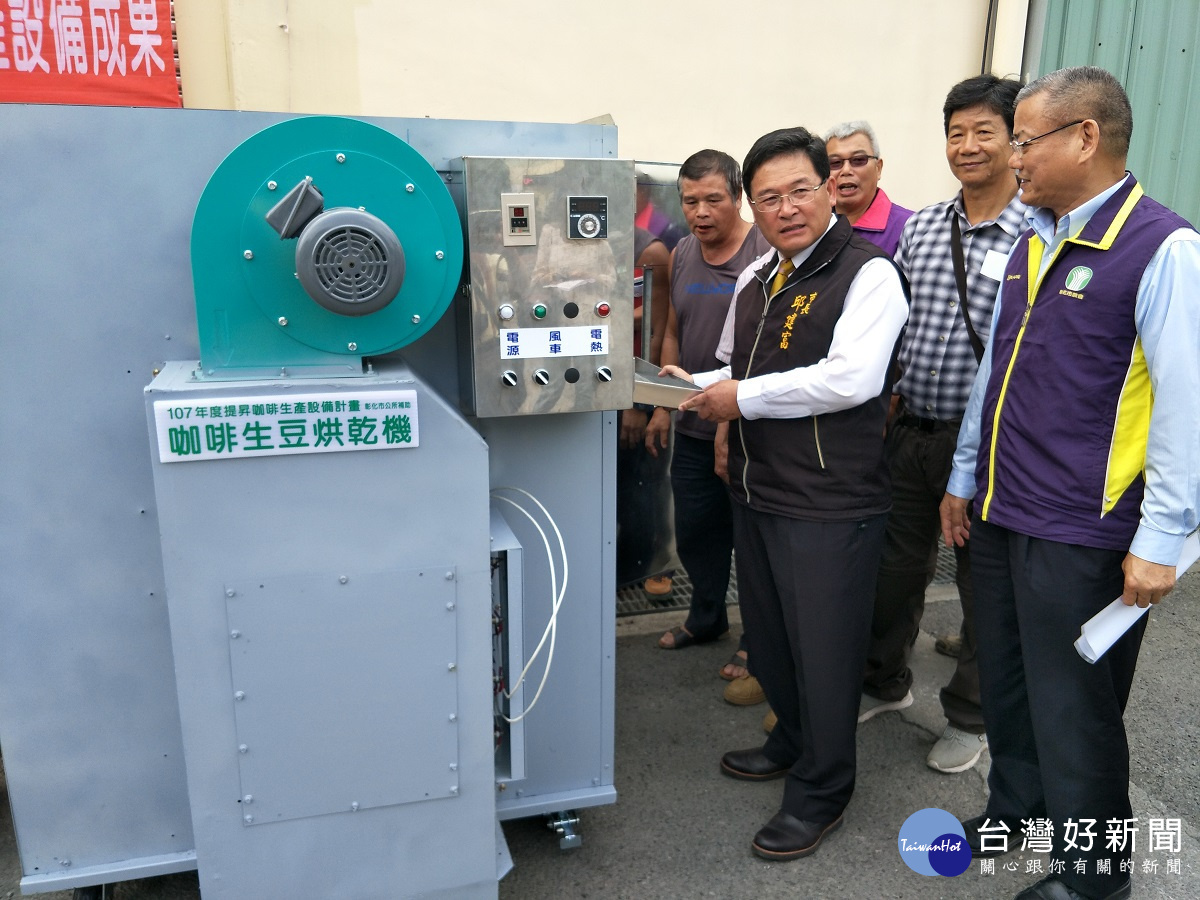 彰化市公所補助市農會產銷班購置農機,市長邱建富親自撥交。圖/記者鄧富珍攝