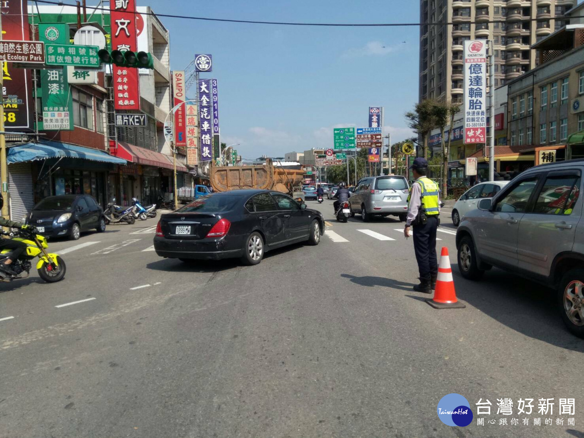 大溪清明連假車輛眾多,加上掃墓人潮,警方已做交通維護工作。(圖/記者陳寶印攝)