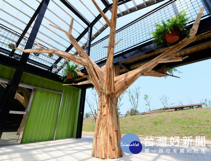「碳索生活」展館二樓,用回收物布置出愜意的空間感
