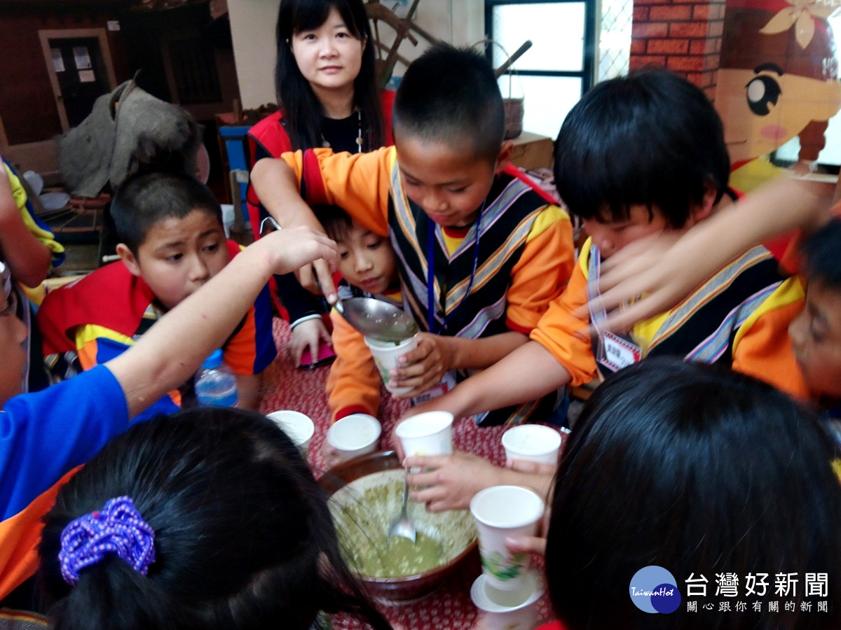 透過小小導覽員的校園導覽和擂茶的體驗活動，讓長興的學童更家了解客家文化的內涵與精神