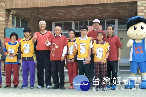 台塑企業為鼓勵學子跑步紓壓,透過學生們跑一圈,台塑捐一元的行動,支持董氏基金會推動憂鬱防治工作。(記者陳昭宗拍攝)