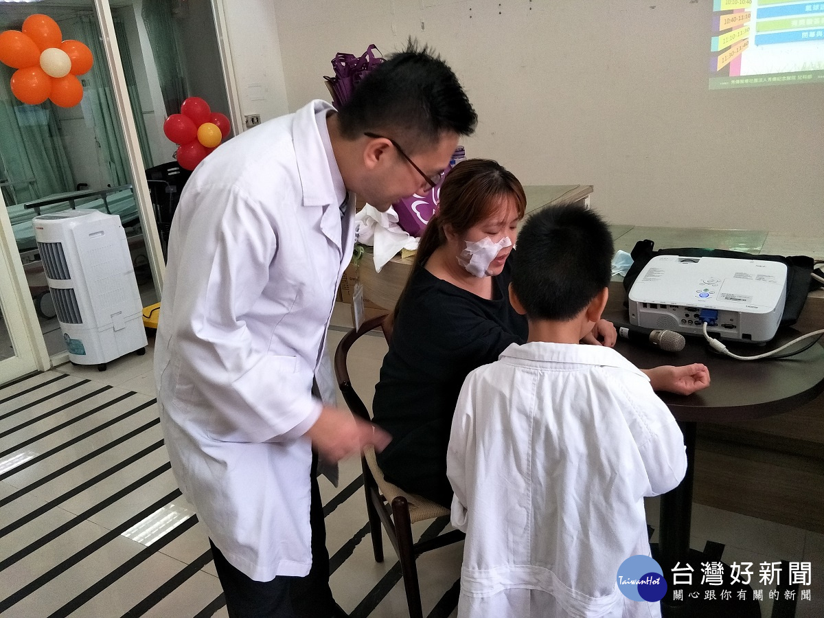 楊樹文醫師指導小朋友替病患服務。圖／記者鄧富珍攝