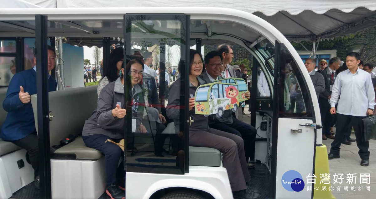 總統參觀「綠色方舟」展館無人自駕車。