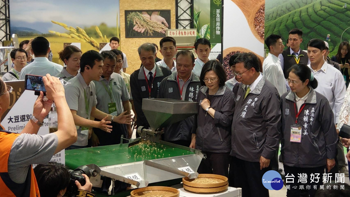 總統參觀五大創新農機特展。