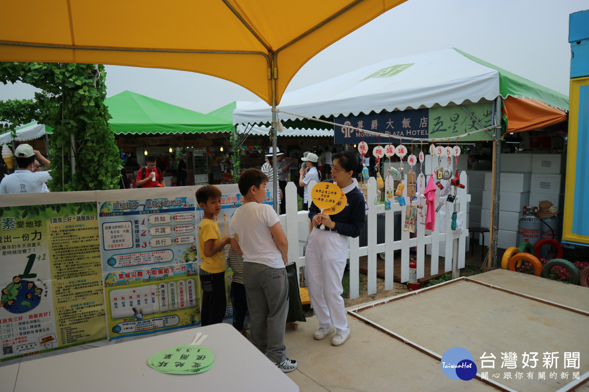 慈濟基金會於環境永續區、特色農業區設置展覽攤位進行環保宣導,一起為永續家園的願景共同努力。