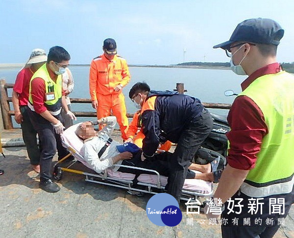 81歲的吳老先生因暈眩且四肢癱軟無力倒臥路旁，第四海岸巡防總隊三條崙安檢所即刻救援、協助送醫。（記者陳昭宗拍攝）