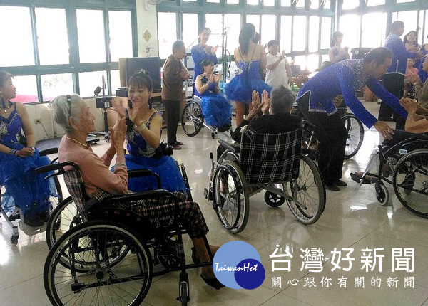 中華民國輪椅體育運動舞蹈協會以舞動生命的表演，幫助這些老朋友，勇敢大步跨出來，一同用運動讓身體更健康。（記者陳昭宗拍攝）
