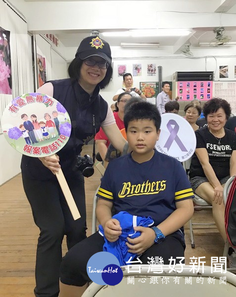 北港警分局為落實社區警政工作之推動,動員預防犯罪宣導團與鄉親互動。(記者陳昭宗拍攝)