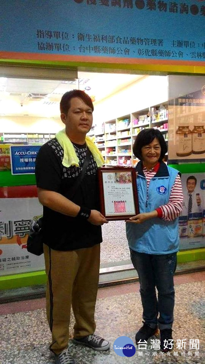 「大甲媽」醫療團長李俊穎和台中市藥師公會理事長李淑玲。圖/大甲媽醫療團提供