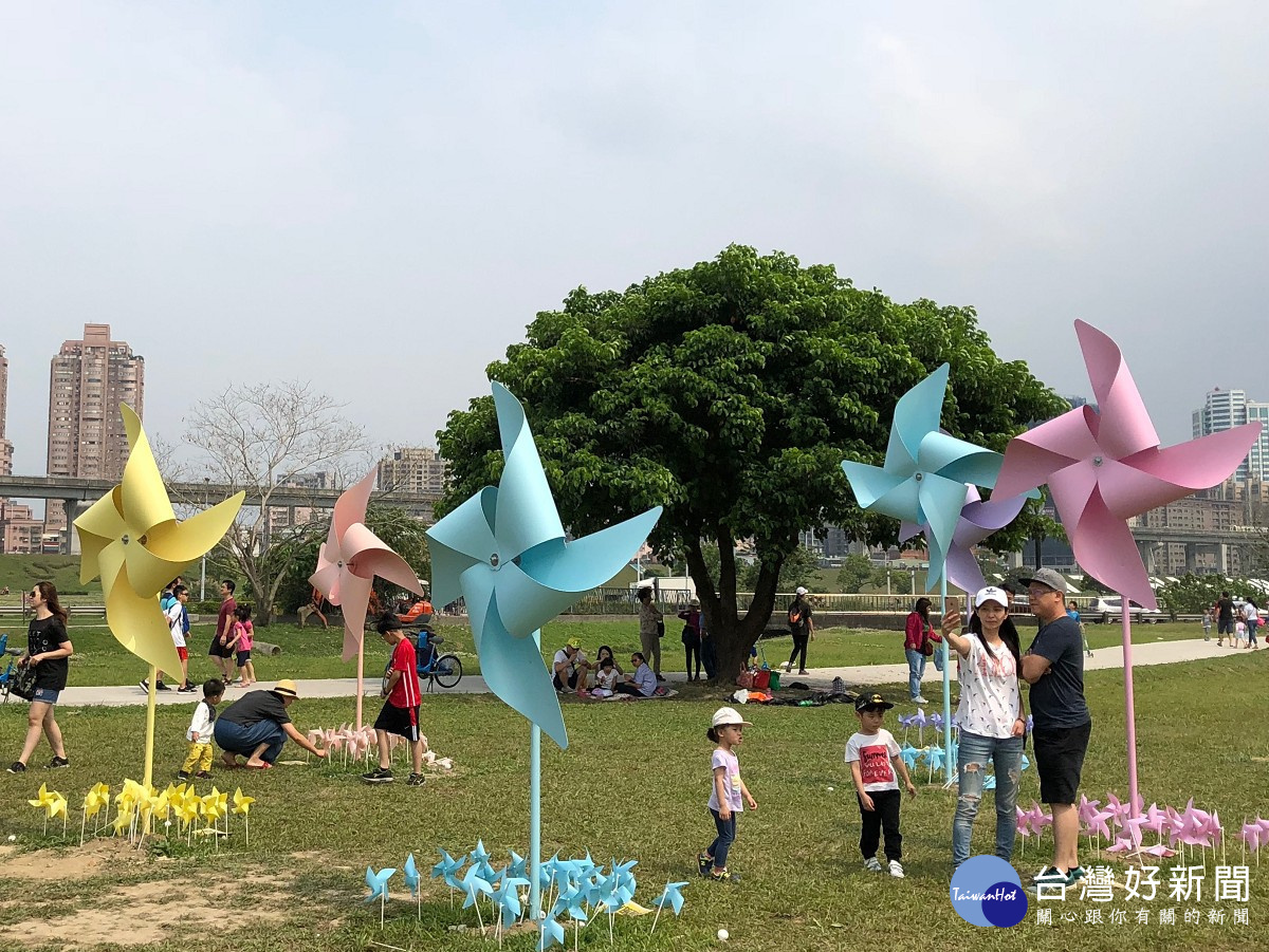 幸福水漾公園300公分馬卡龍大風車,受到民眾的歡迎紛紛拍照打卡。