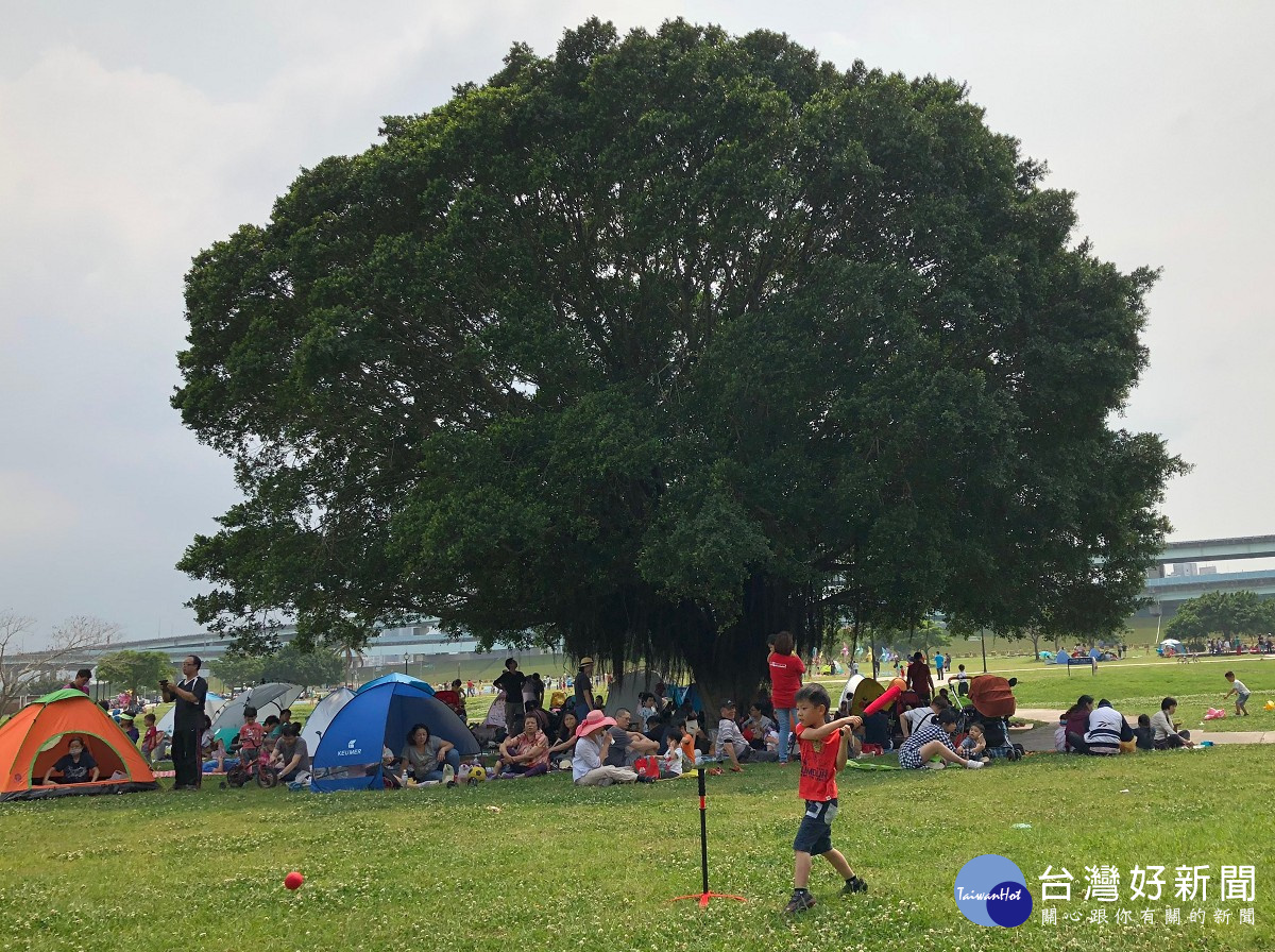 民眾在大臺北都會公園享受悠閒時光