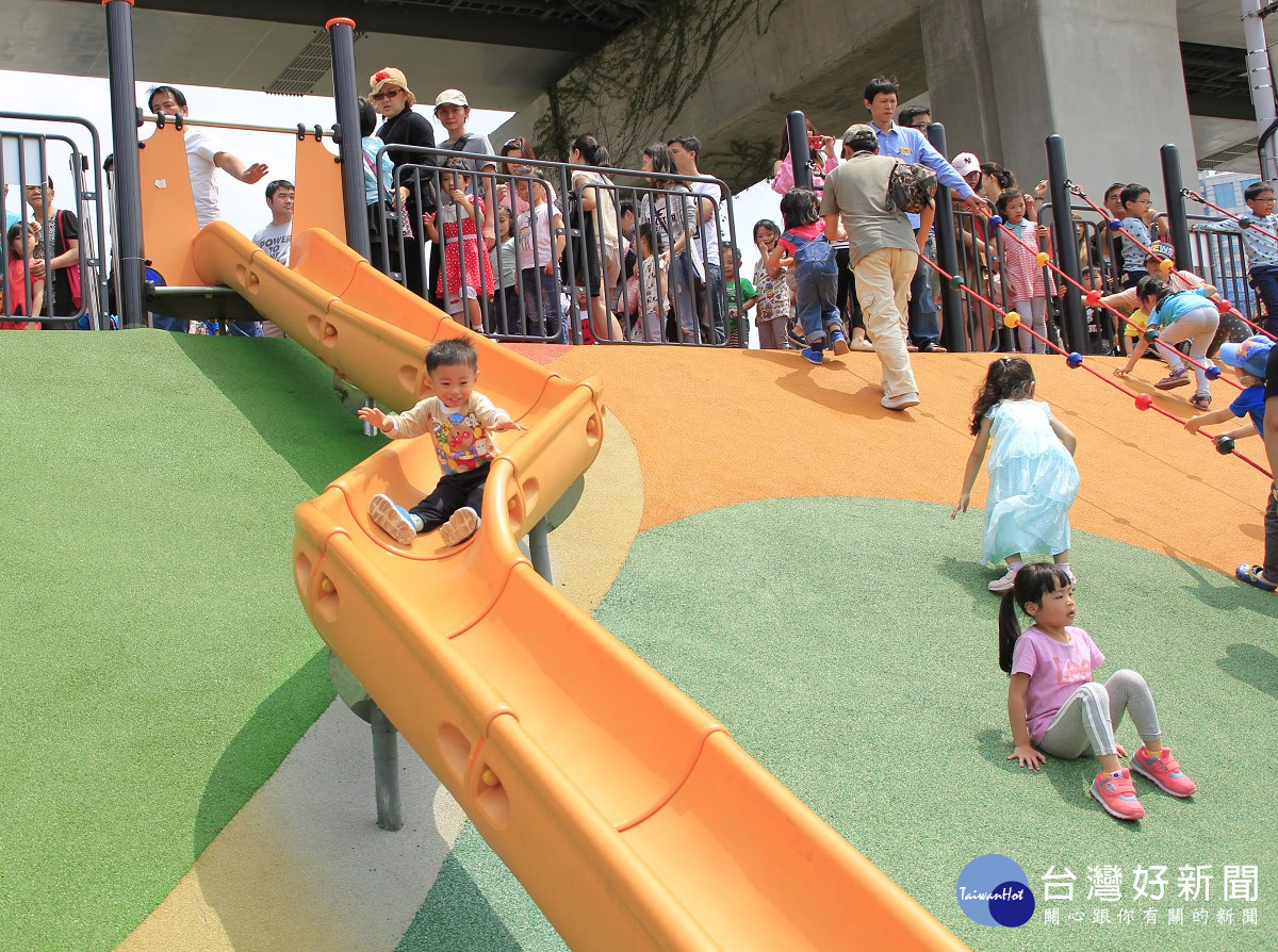 大臺北都會公園內首創7公尺高堤坡的幸運草地景溜滑梯
